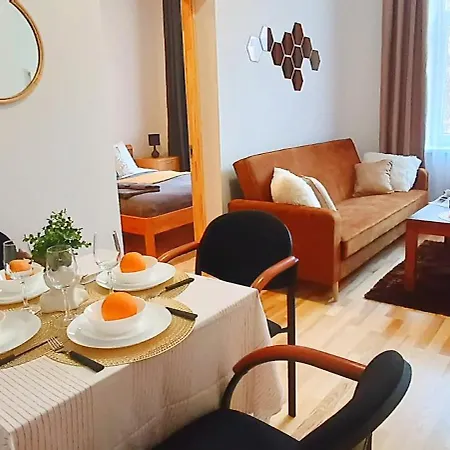 Cozy & Bright 1 Bedroom With Park Nearby - Free Parking, Riga, Up To 5 Guests